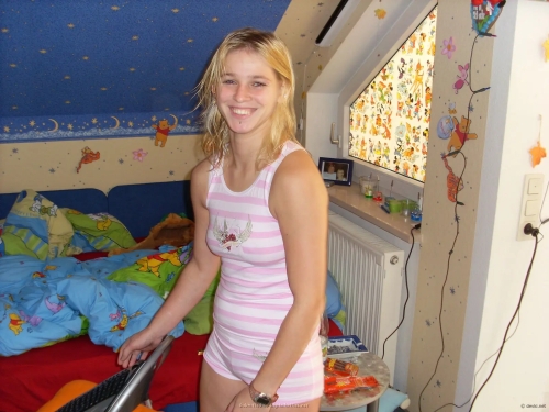 Amateur Slut Pics: Hot Young Girl Showing Off Nude Body