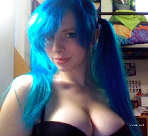 Girl transforms into sexy blue babe - explicit color makeover!