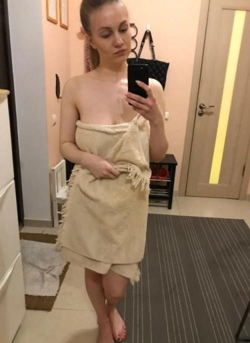 Young beauty takes explicit selfie of her luxurious body post-shower