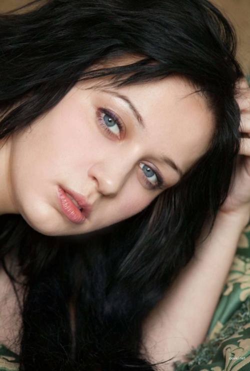 Seductive Brunette's Intimate Home Photoshoot: Sensual and Provocative Imagery