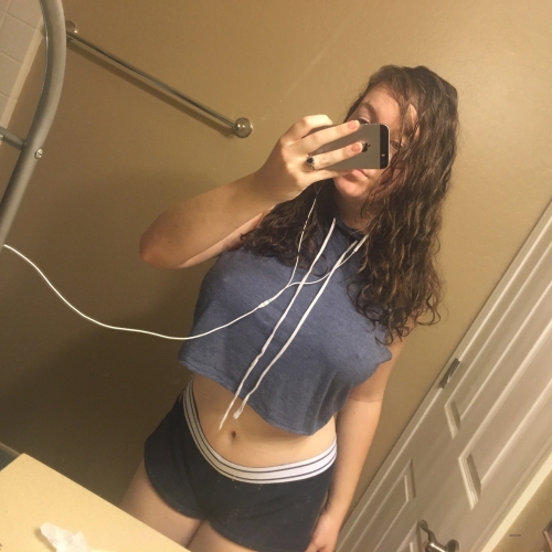 Post-Workout Selfie: Sweaty Gym Babe Shows Off Her Fit Body