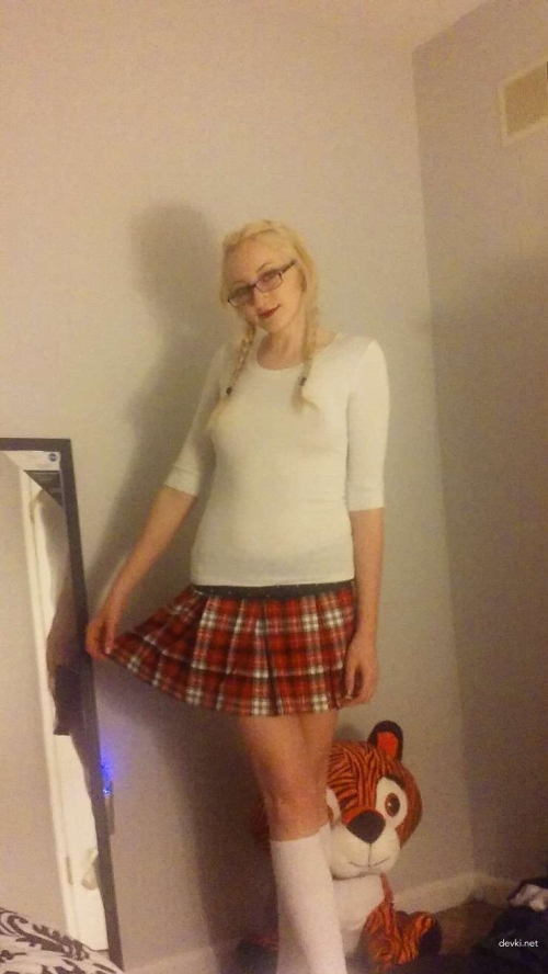 Hot College Student Goes Commando: Young Slutty Babe in No Panties