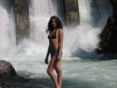 Sexy Amateur Poses Nude - Hot Naked Babe Shows It All in Explicit Photo Shoot