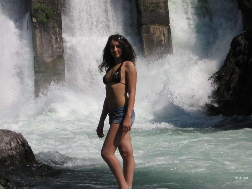 Sexy Amateur Poses Nude - Hot Naked Babe Shows It All in Explicit Photo Shoot