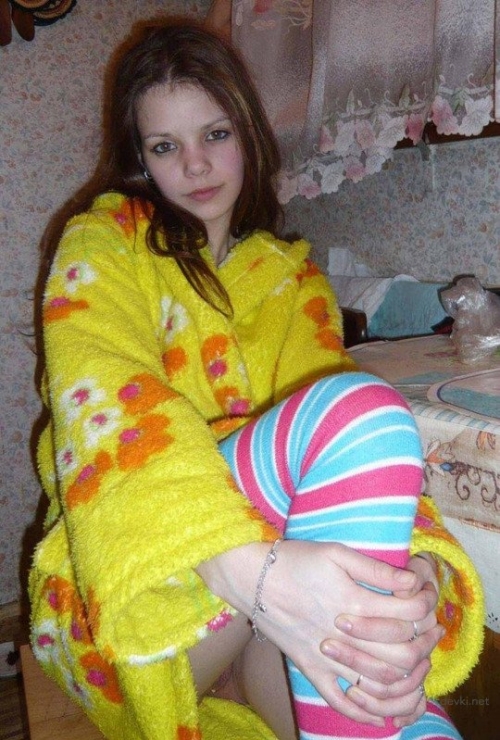 Hot young girl flaunts pussy - Explicit close-up photo