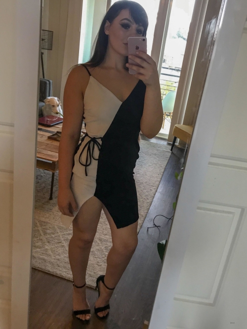 Naked Girl with iPhone: Explicit Nude Photo Shoot with Sexy Model