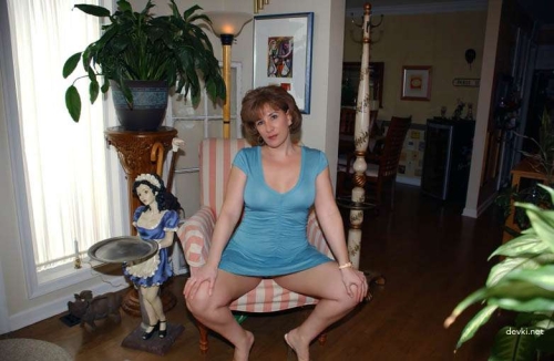 Mature woman seductively poses in private photo - Explicit MILF content!