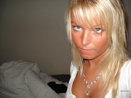 Sun-Kissed Blonde Takes Mirror Selfie - Explicit Hot Photo
