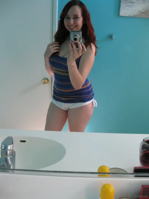 Big Natural Boobs, Curvy Brunette Takes Explicit Selfie
