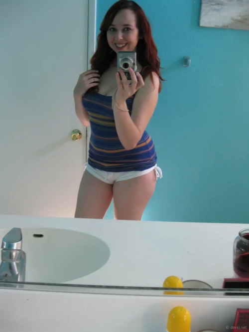 Big Natural Boobs, Curvy Brunette Takes Explicit Selfie