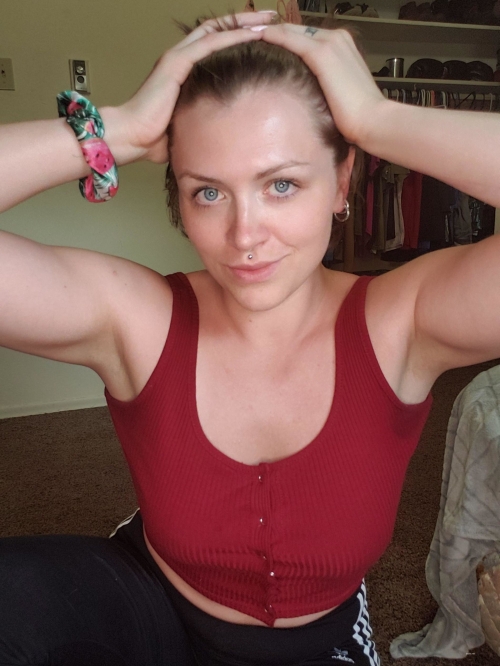 Big Sister Poses Nude: Explicit Photo Captured