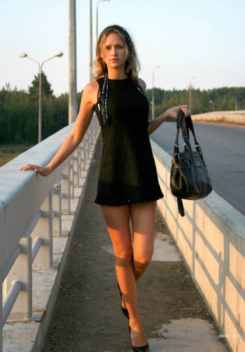Naked Woman Poses on Bridge: Explicit Nude Photoshoot