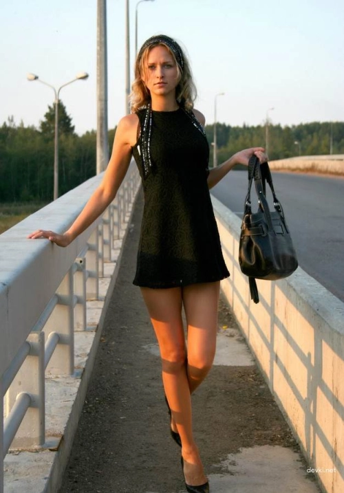 Naked Woman Poses on Bridge: Explicit Nude Photoshoot