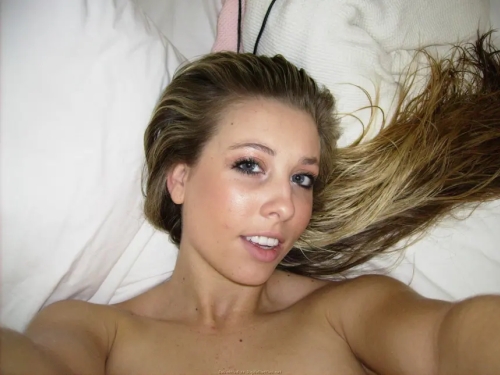 Sexy Chick Poses Naked Showing Her Pussy