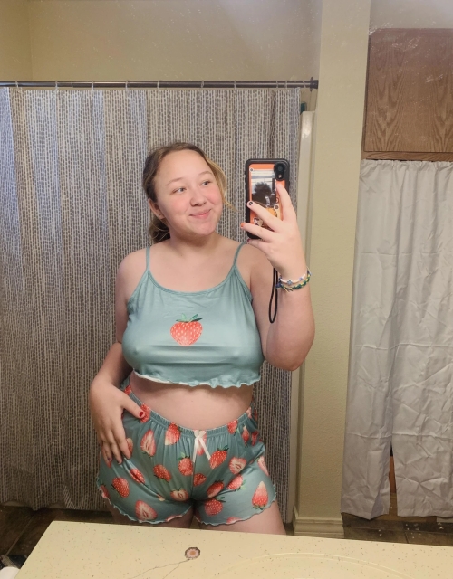 Chubby Selfie Queen: Curvy Russian Girl Shows Off Her Plump Assets