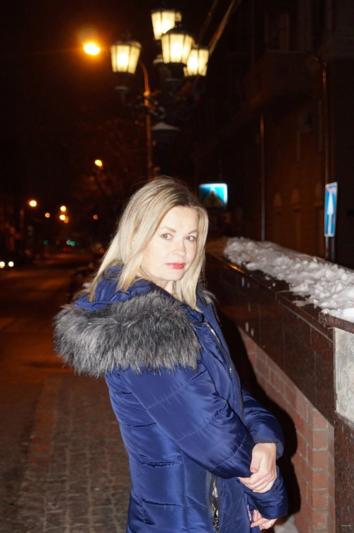 Mature woman walks without panties - Explicit public nudity shot
