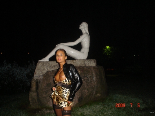 Bronzed Beauty Reveals All: Hot Girl Flaunting Her Sun-Kissed Skin