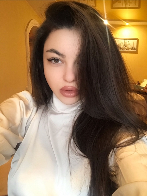 Seductive Photoshoot: Hot Erotica Shots by Cute Girl