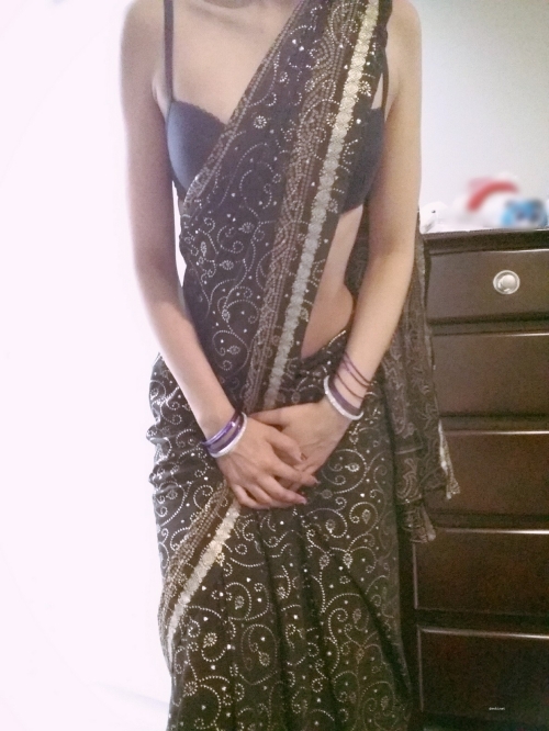 Sari-clad Girl Exposing Cleavage in Seductive Pose: Sensual Indian Beauty