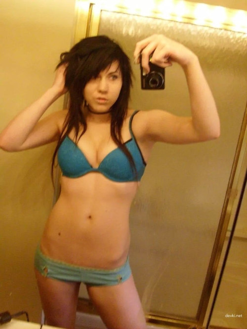 Sexy 18-Year-Old Girl Snaps Nude Selfies