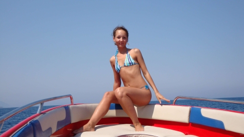Sexy babe flaunts her naked body