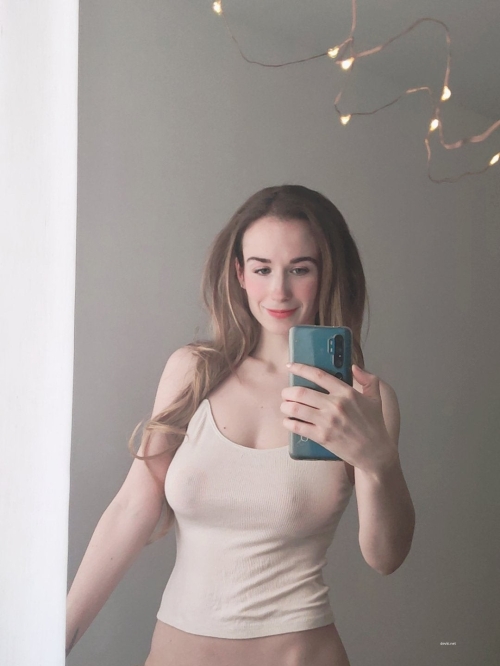 Curvy Babe's Busty Selfies: Explicit Photos of a Slim Stunner