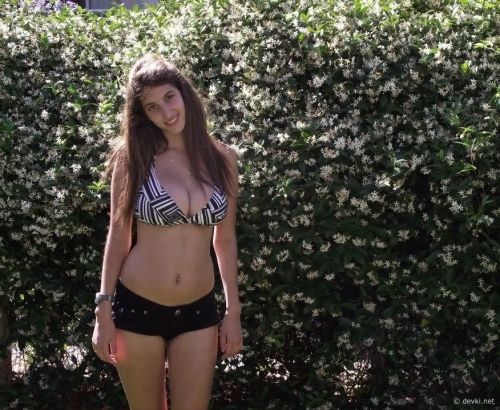 Big Natural Tits Brunette Fully Naked - Explicit Photo