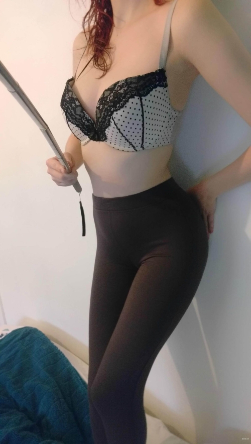 Private Porn Photos: Girl in Leggings Masturbating Explicitly