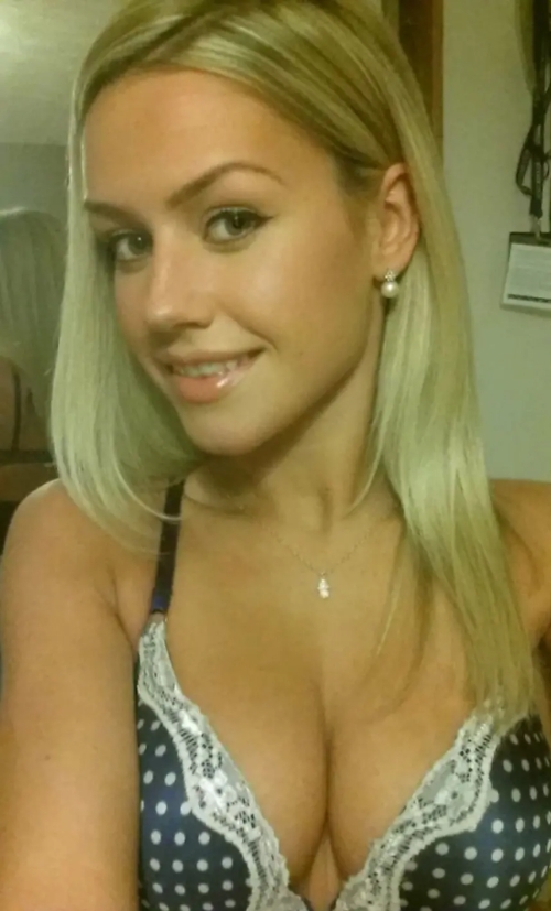 Sexy Blonde Babe in Naked Home Photos - Hot and Horny Nude Pics