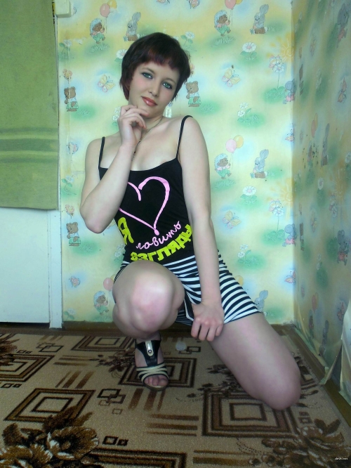 Stunning College Student Flaunts Youthful Beauty in Explicit Photoshoot