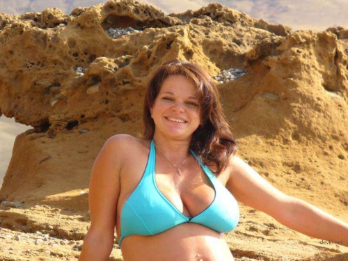 Big Girl Poses Naked: Explicit Photo Shoot with Curvy Nude Model
