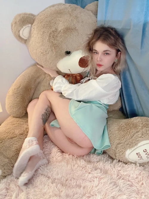 Seductive Girl in Erotic Mood: Intimate Home Photos with Alluring Details