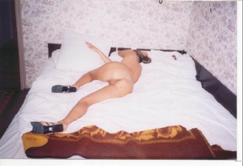 Hot Wife at Home and Outdoors: Explicit Photos of a Stunning Woman