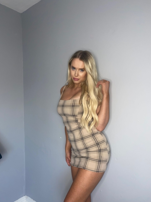 Blonde Flaunts Attractive Breasts and Takes Selfie