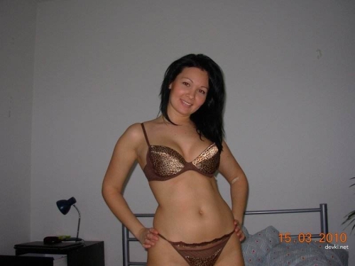 Seductive Girlfriend Poses for Boyfriend: Hot and Steamy Photoshoot
