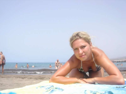 Hot Young Babe on Vacation: Seductive Beauty in Bikini