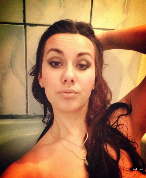 Hot Girl Erotica from Mobile Phone: Explicit and Seductive Selfies