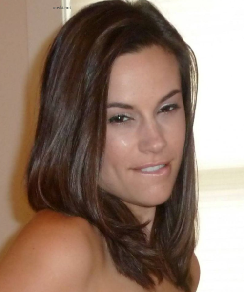 Private Photo of Sexy Brunette Showing Pussy