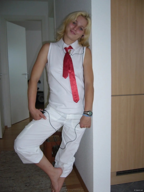 Amateur Slut Pics: Hot Young Girl Showing Off Nude Body