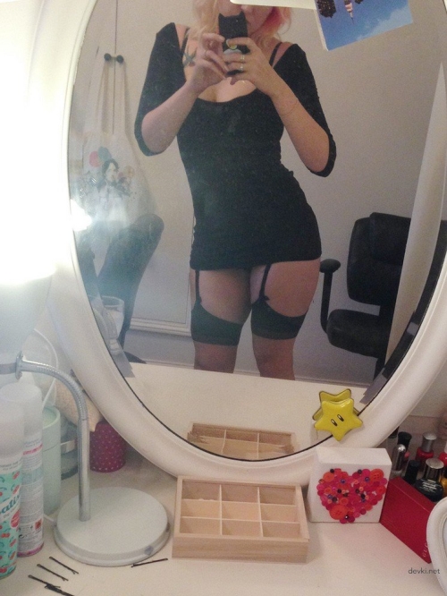 Seductive Selfie of a Cute Girl: Hot and Explicit Pose!