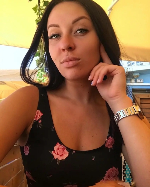 Sizzling Teacher Takes Steamy Selfie in Her Room