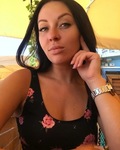 Sizzling Teacher Takes Steamy Selfie in Her Room