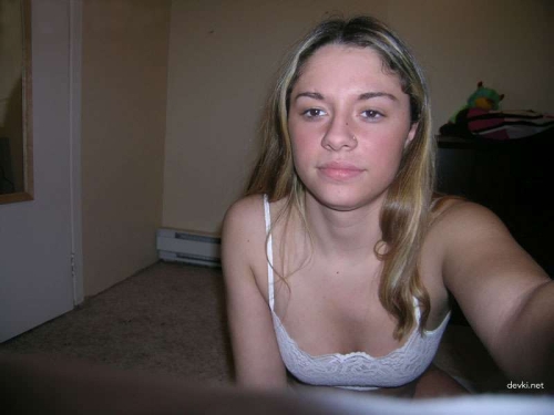 Hot babe posing naked and fucking - explicit porn photos