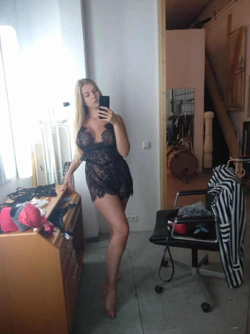 Hot Selfie at Home: Sexy Russian Babe Takes Explicit Photos