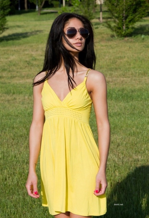 Seductive Erotica: Slim Brunette Beauty in Sensual Poses