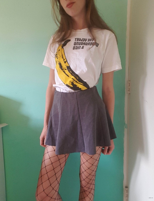Skinny babe posing, showing off her pussy
