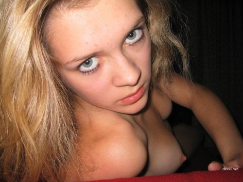 Hot babe undresses - Explicit and sexy photoshoot