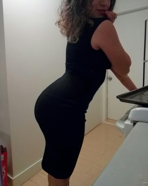 Home Erotic Photoshoot: Sultry Selfies in Private Quarters
