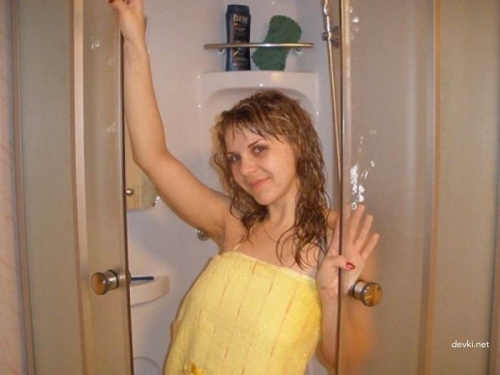 Shaved Pussy Teen Girl: Explicit Close-Up Photo