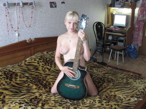Rural Girl Naked Photoshoot on Bed: Explicit Young Woman Poses Seductively